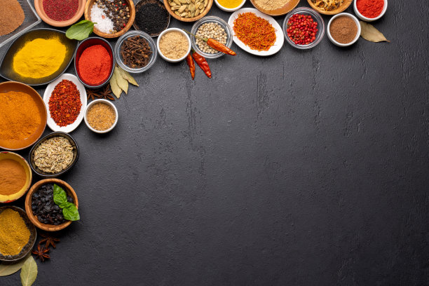 石桌上的碗里盛着各种香料图片下载