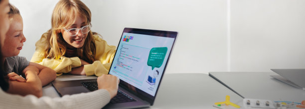 编程同学:一群正在学习编程的小学生图片下载