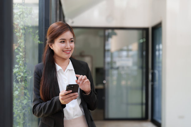 漂亮的女商人在打电话。管理，规划和网络电话的概念图片下载