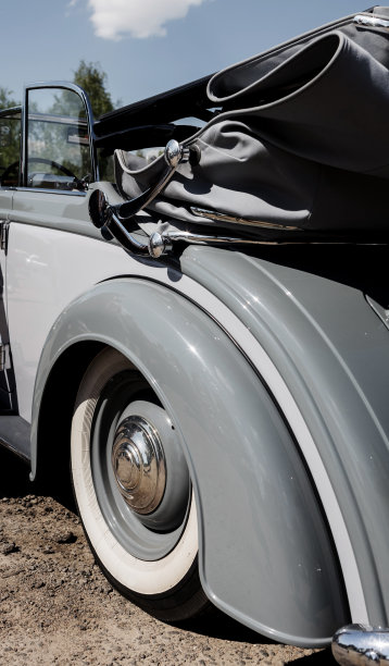 老式汽车的后轮图片下载