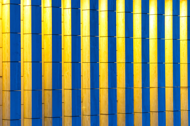 纹理方形混凝土柱与黄色和蓝色的照明图片下载