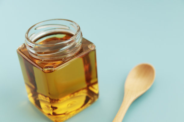 桌上的美容瓶里装着蜂蜜图片下载