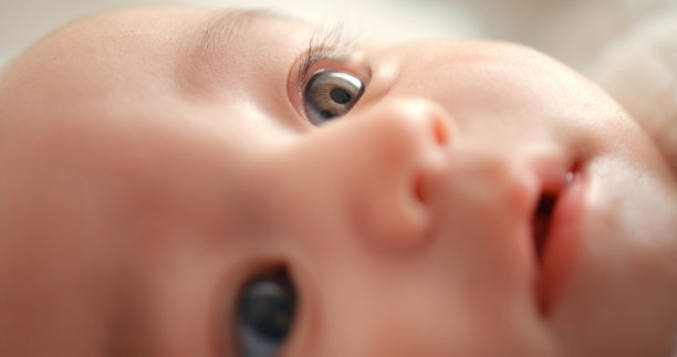 婴儿，儿童的脸和特写，眼睛和视力与健康，发育和成长的早期儿童。视力，瞳孔，虹膜与好奇的婴儿，健康的孩子和成长与新生儿护理图片下载