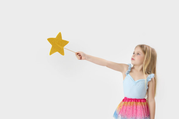 美丽的小公主手持星形魔杖的工作室肖像图片下载