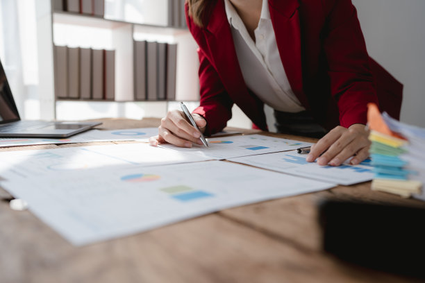 财务，计划，市场和会计，亚洲员工在工作中使用文件和计算器检查财务报表的肖像图片下载