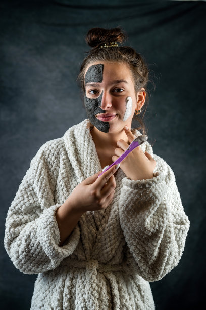 女人半脸戴着粘土黑白面具图片下载