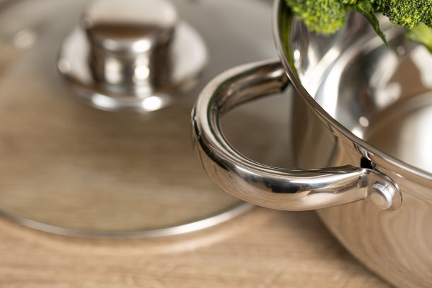 现代厨房的不锈钢蔬菜锅图片下载