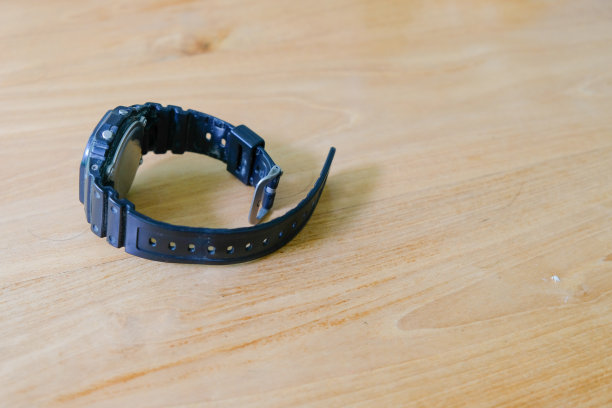 木制背景的黑色手表图片下载