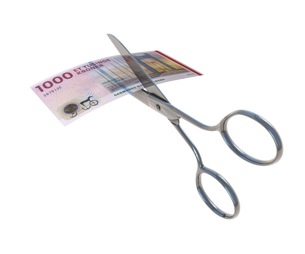 丹麦克朗纸币被剪刀剪成两半图片下载