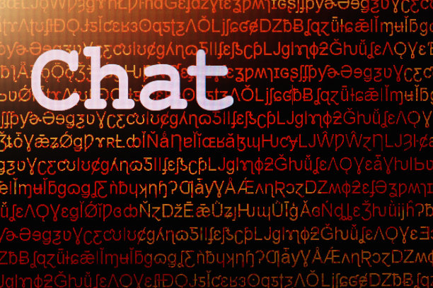 “聊天”一词显示在电脑屏幕上，背景是难以理解的特殊字符图片下载
