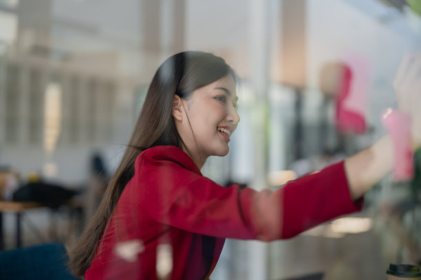 年轻漂亮的亚洲女商人使用记事本思考与计划工作的财务文件，税务，外汇，会计和财务顾问图片下载