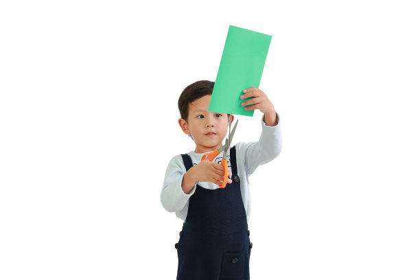 亚洲小男孩的肖像手工作品，用剪刀剪在白色背景上的彩色纸。图像与剪辑路径。图片下载