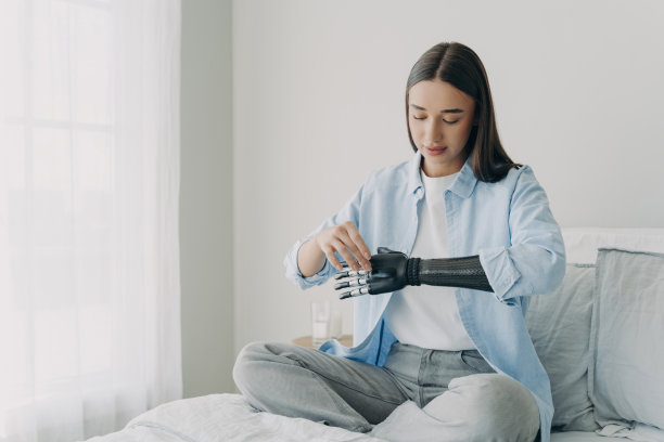 残障年轻女性设置神经控制假体参数。仿生人工手臂。图片下载