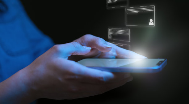 计算机人工智能概念与覆盖的界面投射到屏幕上的妇女使用手机图片下载