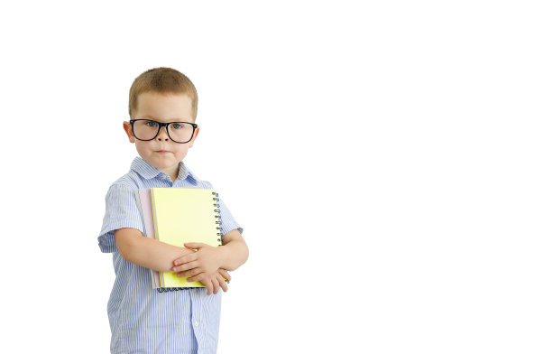 一个严肃的孩子，手里拿着笔记本，戴着白底眼镜。图片下载