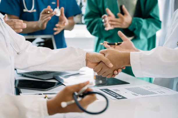 医院里，医生们手拉着手。图片下载