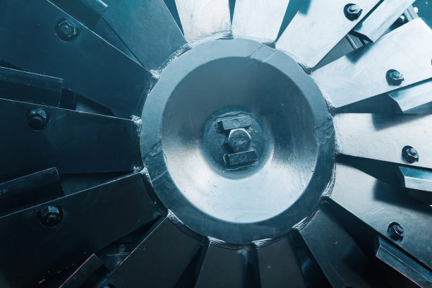 大型挖泥船的轮子和铲斗，特写。图片下载