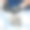 鱼超市里卖鱼的售货员戴着手套图片下载