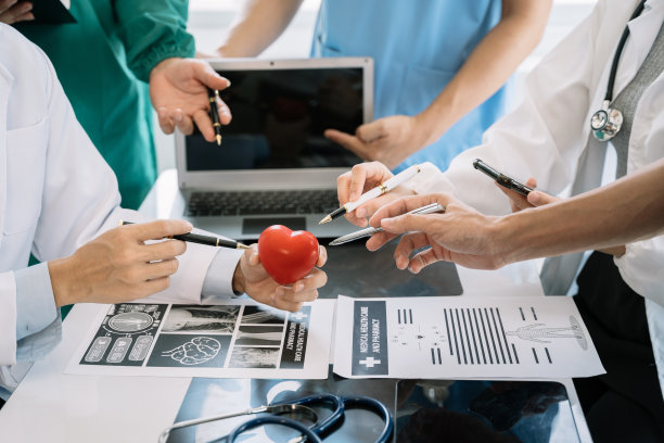 医疗团队致力于数字平板保健医生技术平板电脑，利用电脑对医院的医疗报告结果进行分析。图片下载