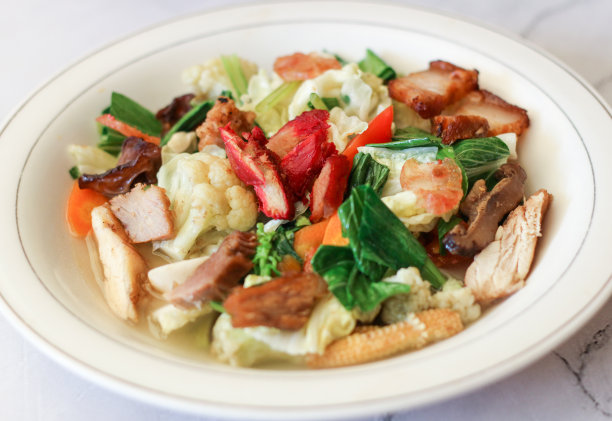 Capcay Goreng海鲜或Cap Cai或海鲜，猪肉，鸡肉混合蔬菜是一种流行和健康的印尼中式炒菜。特写图片。图片下载