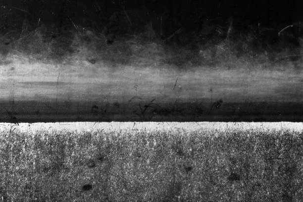 游艇船体在水线处，有盐的痕迹，干水和划痕，黑色和白色。单色，抽象图像。图片下载