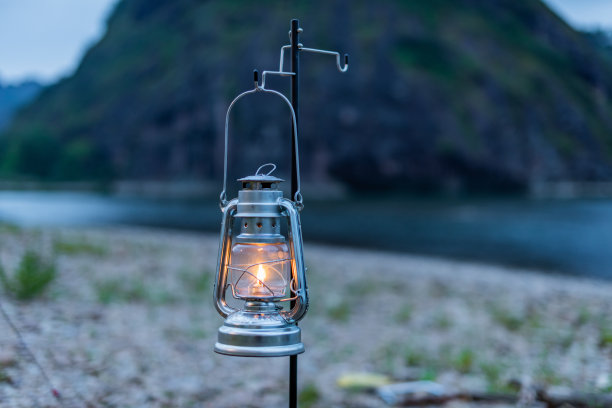 户外露营，灯具和帐篷图片下载