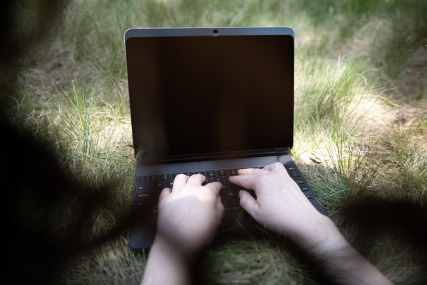 在笔记本电脑上打字图片下载