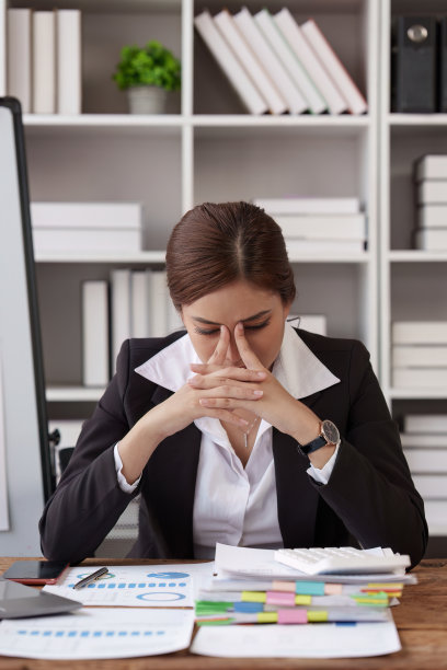 员工对办公室的工作感到疲惫和压力，悲伤的职业女性加班过多，商务女性对财务文件感到不安图片下载