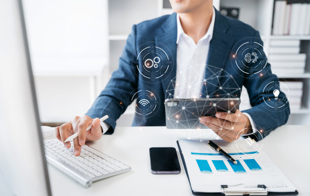 商人在办公室的办公桌前思考想法、策略、工作理念。图片下载