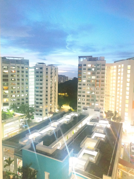 拥有多层停车场的明亮住宅建筑图片下载