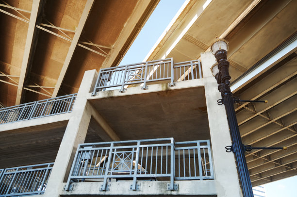 Low angle view of underneath a highway bridge and pedestrian area图片下载