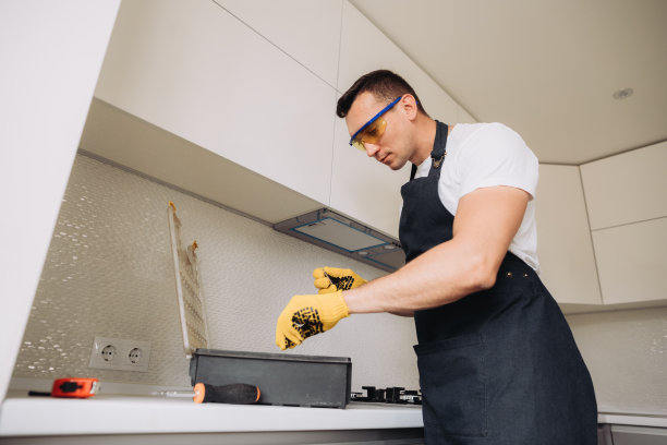 维修人员寻找安装厨房家具的仪器图片下载