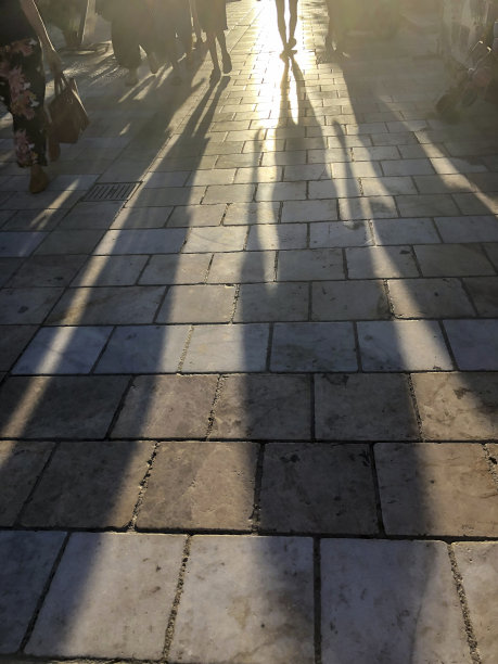 人行道上的影子图片下载