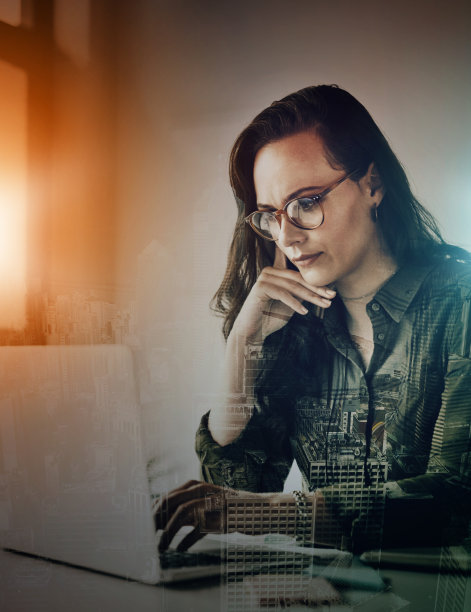 女人，带着笔记本电脑，晚上在办公室的城市、地铁或建筑物的覆盖下思考，寻找创意、IT或职业目标。网页设计专家，电脑和头脑风暴在办公桌上专注，创新或搜索引擎优化图片下载