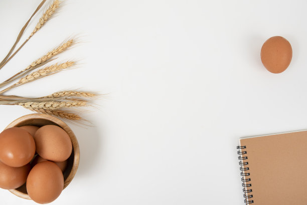 小麦在白色的桌子背景顶视图图片下载