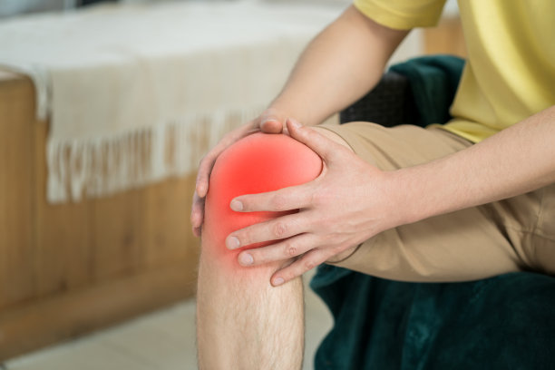 膝盖疼痛，男士在家里做自我按摩图片下载