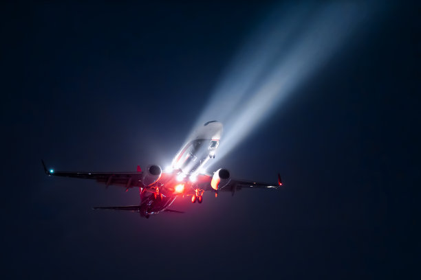 晚上飞机着陆图片下载