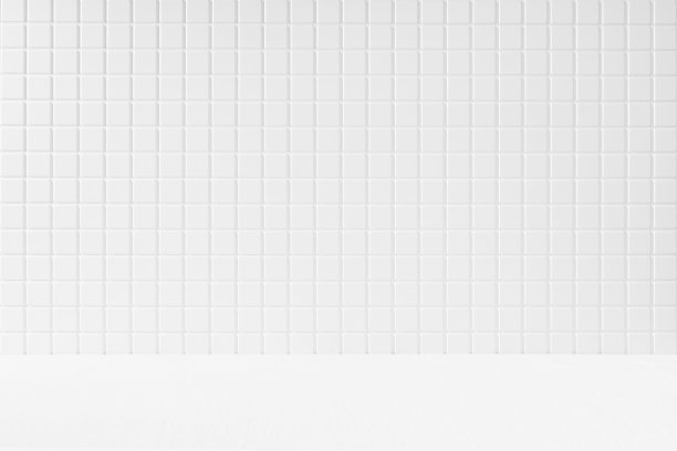 白色抽象的浴室内部或舞台模型与白色的小瓷砖墙，木架子展示，展示化妆品产品，商品，设计。夏季地中海风格的现代舞台。图片下载