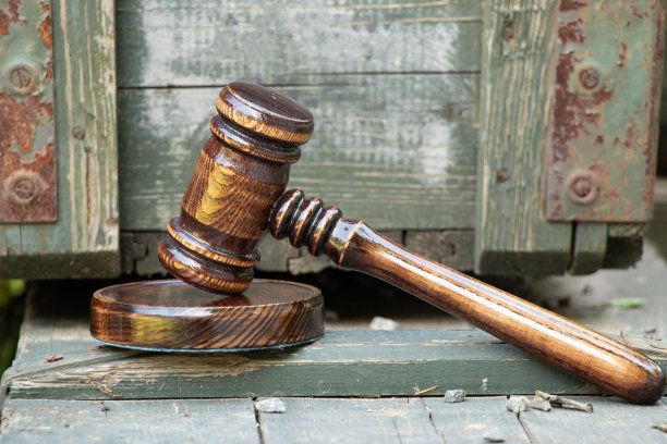 法官的木槌立在一个木制的弹药箱上，军事法庭，法庭和战争图片下载