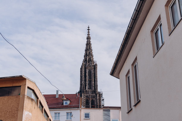 白色和橙色灰泥的漂亮的老木梁房子。渔民的季度。乌尔姆Stadtmauer。Fachwerk。乌尔姆门斯特干酪图片下载