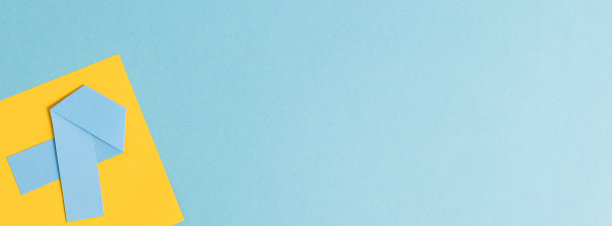 一条蓝色缎带，上面有一张黄色的纸。图片下载