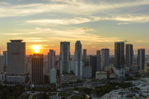 日落时，美国佛罗里达州迈阿密布里克尔市中心办公区的鸟瞰图。现代美国大都市的高层商业和住宅摩天大楼图片下载