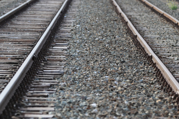 废弃的旧铁轨图片下载