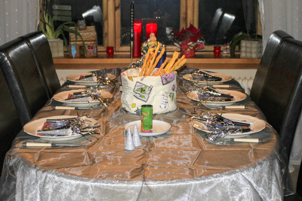 准备好与家人和朋友一起庆祝的餐桌图片下载