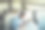 一名男子坐在露营车的室内使用电脑和电话。人们在旅游度假的生活方式中享受科技和联系。生活、生活和工作。新职位办公室图片下载