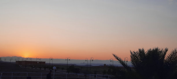 在晴朗的日子里，白云点缀着蓝天的壮丽景色。图片下载