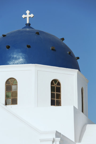 希腊基克拉迪群岛圣托里尼岛上的白色和蓝色教堂图片下载