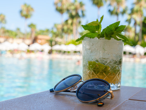 夏日聚会上美味的鸡尾酒图片下载
