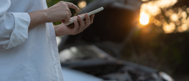 故障，汽车坏了，修理。一名妇女因车祸用手机申请保险费。在乡村旅游期间，寻找汽车修理厂修理汽车，等待帮助，紧急情况。图片下载