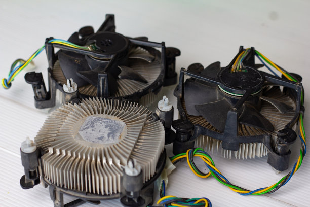 散热片上的计算机处理器冷却风扇图片下载